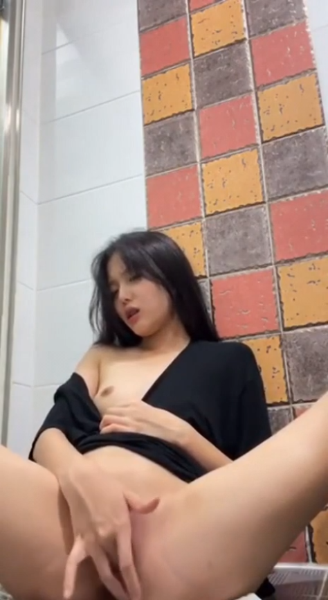 Gadis Muda Colmek di Kamar Mandi
